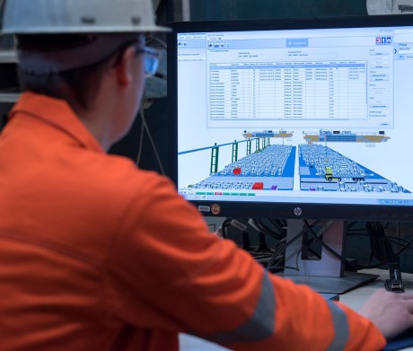 Mann analysiert am Bildschirm im Zentrallager Beeckerwerth Mann analysiert am Bildschirm im Zentrallager Beeckerwerth